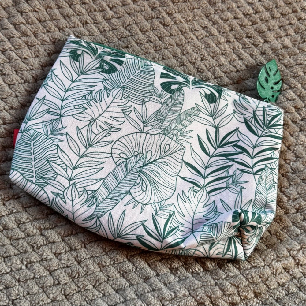 NEW Ipsy Tropical Leaf Print Small Cosmetic Bag White and Green